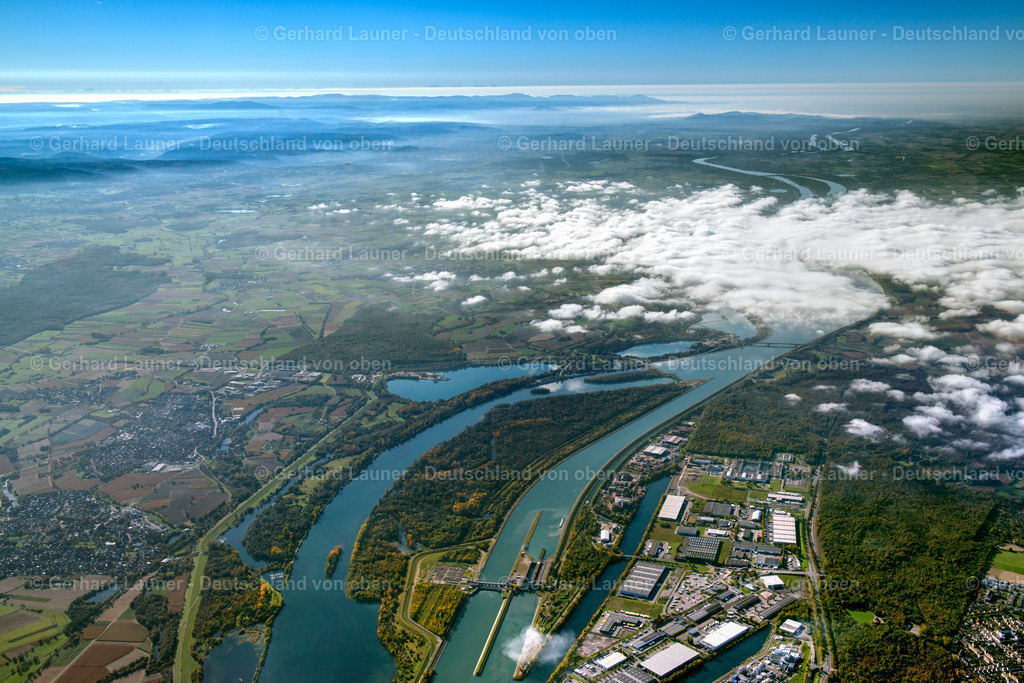 3704372 | KEHL 14.10.2017 Wetterlage mit Wolkenbildung mit Rhein in Kehl im Bundesland Baden-Württemberg, Deutschland. // Weather conditions with cloud formation in Kehl in the state Baden-Wuerttemberg, Germany. Foto: Gerhard Launer