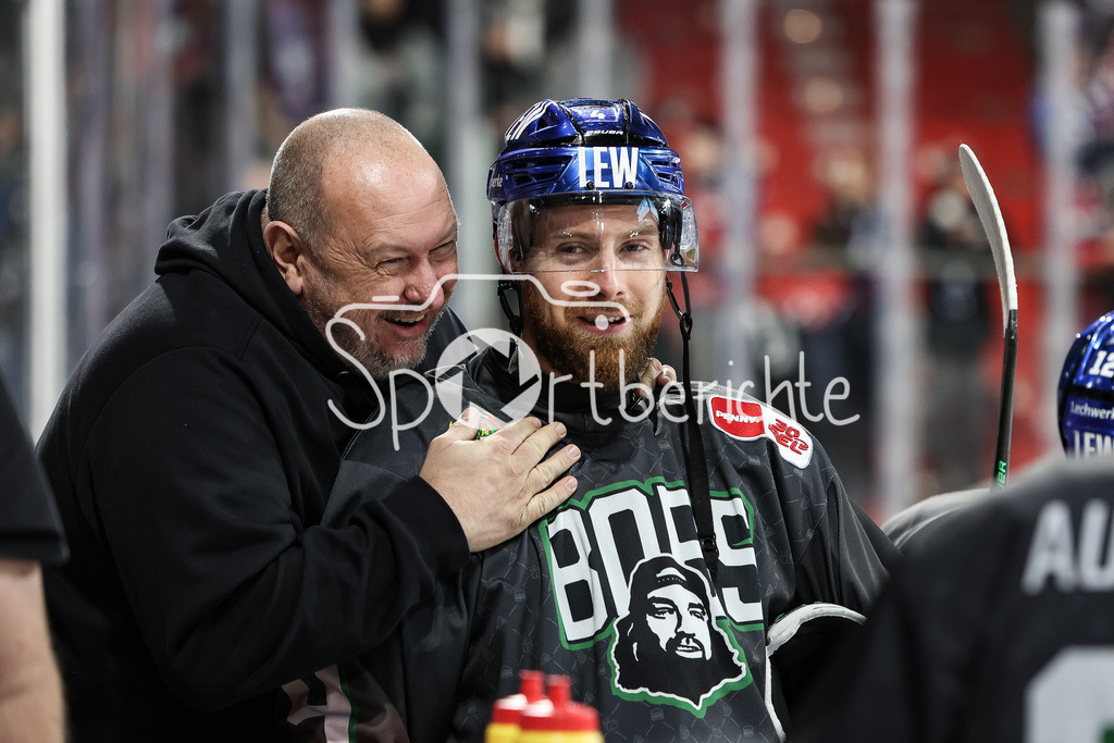 Nürnberg Ice Tigers - Augsburger Panther | Jordon SOUTHORN (AEV #4) freut sich auf die Partie in Nürnberg / Happy / Freude / Lachen