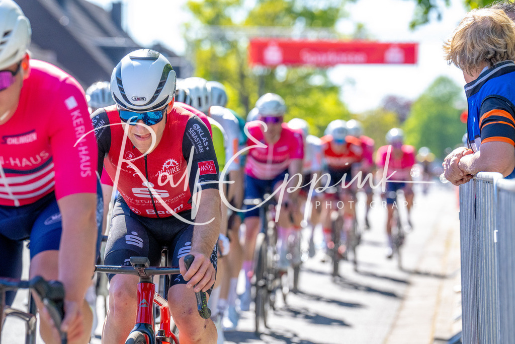 Spurt in den Mai 2026 - Großer Preis der Sparkasse Neuss | Annual one-day road cycling race "Großer Preis der Sparkasse Neuss" held in Büttgen, Germany, organized by VfR Büttgen 1912 e.V. The event features multiple races across all age categories from U11 youth to Elite men. - Realisiert mit Pictrs.com