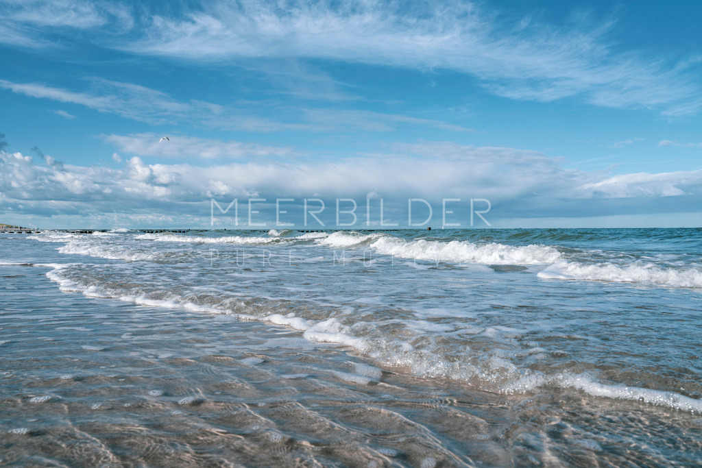 Ostsee Bild Ahrenshoop | Erleben Sie einen sonnigen Morgen an der Ostsee mit unserem wunderschönen Bild. Das Motiv zeigt leichte Wellen und kristallklares Wasser, das sanft auf den Strand spült. Lassen Sie sich von der Szene verzaubern und fühlen Sie die frische Brise, das beruhigende Rauschen des Meeres und die friedliche Atmosphäre. Ideal für alle Druckformate geeignet. Bei Fragen stehen wir Ihnen gerne zur Verfügung. Freuen Sie sich auf entspannte Momente mit diesem Strandbild!