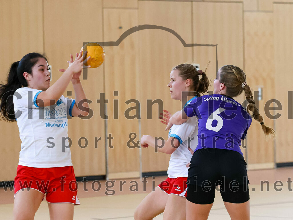 2023-03-18_088_SpVgg_Altenerding_II_gegen_HSG_Freising-Neufahrn_II | Erding, Deutschland, 18.03.2023:
Handball, Bezirksliga Frauen Altbayern 2022 / 2023, 14. Spieltag, SpVgg Altenerding II gegen HSG Freising-Neufahrn II, Endergebnis: 25:27

Leonie Kehlenbeck (HSG Freising-Neufahrn, #21), Elisabeth Bauschmid (SpVgg Altenerding, #6)

Foto: Christian Riedel / fotografie-riedel.net