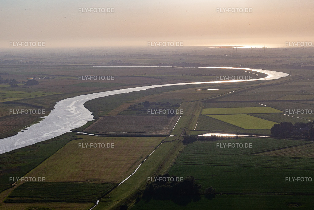 Eiderschleife zwischen Dithmarschen und Nordfriesland | Luftbild: Eiderschleife zwischen Dithmarschen und Nordfriesland im Ortsteil Dahrenwurth in Lehe im Bundesland Schleswig-Holstein in Deutschland. Foto: IMG_0007314.jpg vom 16.07.2021 durch Werner Riehm/FLY-FOTO.de - Realisiert mit Pictrs.com