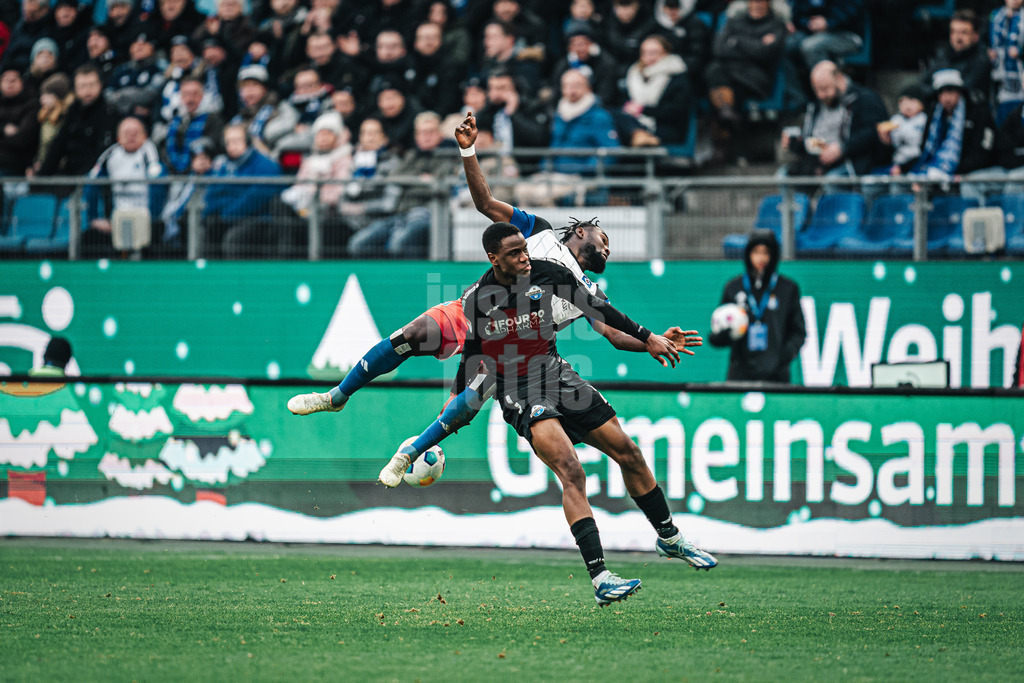 Fußball | Männer | Saison 2023/2024 | 2. Fußball-Bundesliga | 16. Spieltag | Hamburger SV vs. SC Paderborn 07 | 09.12.2023 | Zweikampf in der Luft zwischen Ilyas Ansah (#29, SC Paderborn 07) vorne und Stephan Ambrosius (#35, HSV) hinten