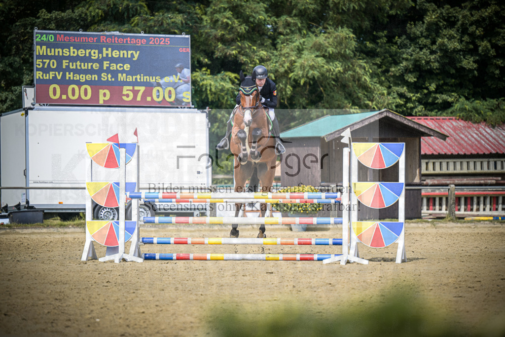 DOS_5980 | Entdecke hochwertige Reitturnierfotos von Foto Oger. Professionell, emotional und authentisch – jetzt Lieblingsmomente im Shop bestellen.Deutschlandweite Turnierfotografie. - Realisiert mit Pictrs.com
