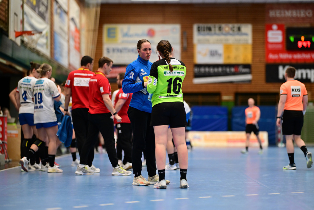 Handball I Frauen I Saison 2024-2025 I 1. HBF I 19. Spieltag I Buxtehuder SV - HSG Blomberg-Lippe I 25006 | Zoe Ludwig und Melanie Veith (16, HSG Blomberg-Lippe) - Realisiert mit Pictrs.com