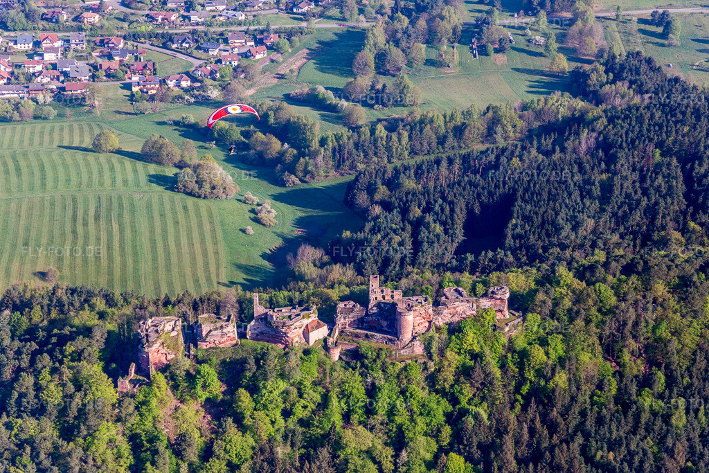 Luftbild: Ruine und Mauerreste der ehemaligen Burganlage und Feste Burgruine Altdahn in Dahn im Bundesland Rheinland-Pfalz in Deutschland. Foto: IMG_106916.jpg vom 22.04.2018 durch Werner Riehm/FLY-FOTO.de