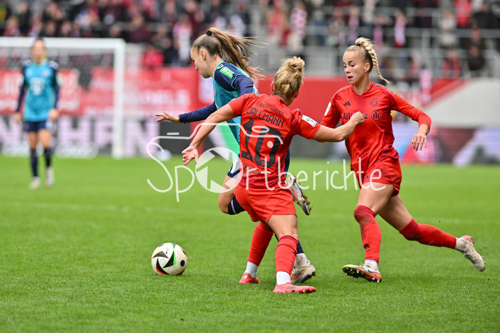 FC Bayern München Frauen - TSG 1899 Hoffenheim Frauen | Alena BIENZ (1. FC Koeln Frauen #11) setzt sich gegen Linda DALLMANN (FCB #10) und Giulia GWINN (FCB #7) durch / Zweikampf / Frauen Bundesliga: FC Bayern München Frauen - 1. FC Köln Frauen, FC Bayern Campus am 05.10.2024