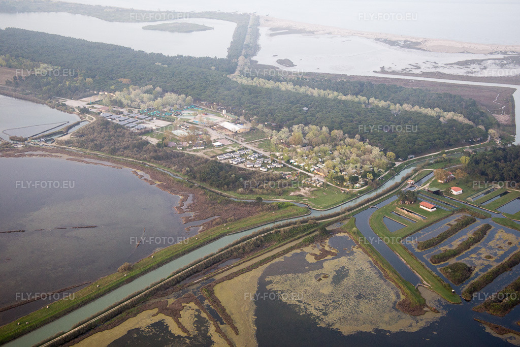 Vue aérienne: Comacchio, Lido di Spina à Lido di Spina dans le département Émilie-Romagne, Italie – .Photo: IMG_087382.jpg prise le 05/04/2016 par Werner Riehm/FLY-FOTO.eu – Résolution de l'original: 5472 x 3648 px