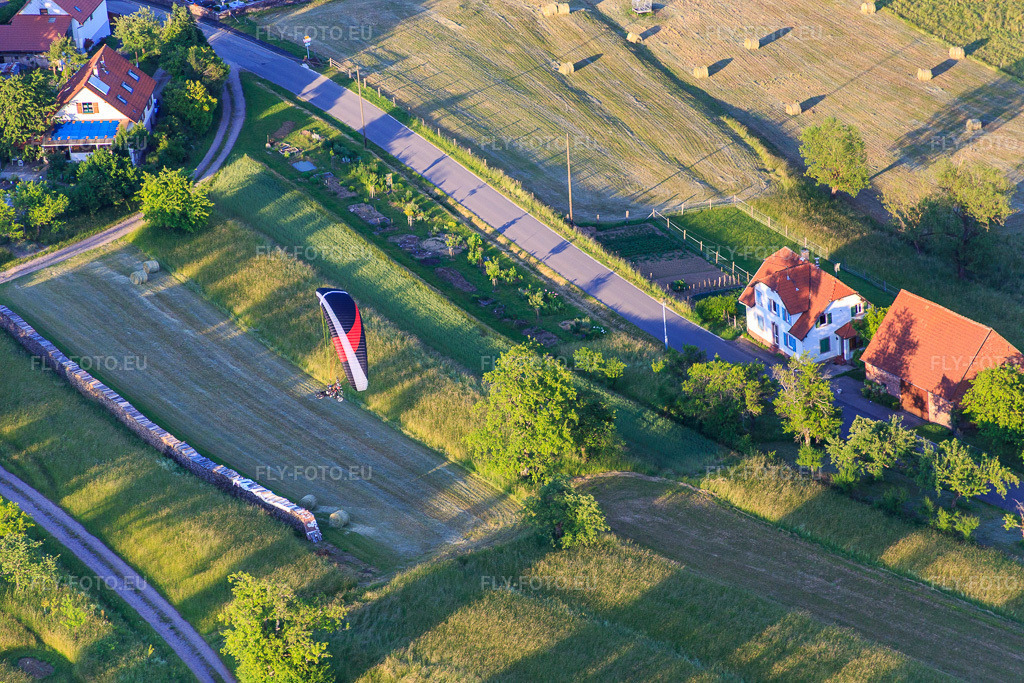 Vue aérienne: Rue de Lembach à Wingen dans le département Bas Rhin, France – .Photo: IMG_080295.jpg prise le 05/06/2015 par Werner Riehm/FLY-FOTO.eu – Résolution de l'original: 5472 x 3648 px
