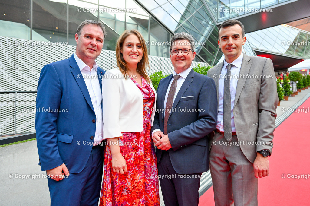 Bund Sozialdemokratischer AkademikerInnen Oberoesterreich_ rote Nacht 2023_ 06.07.2023-13 | 06.07.2023, Schloss Linz, AUT, Bund Sozialdemokratischer AkademikerInnen Oberoesterreich, rote Nacht 2023, im Bild Andreas Babler (SP, Bundesparteivorsitzender), Tina Bloechl (SP, Vize-Bgmin. der Stadt Linz), LR Michael Lindner (SP), Stefan Etzelsdorfer (GF BSA)
