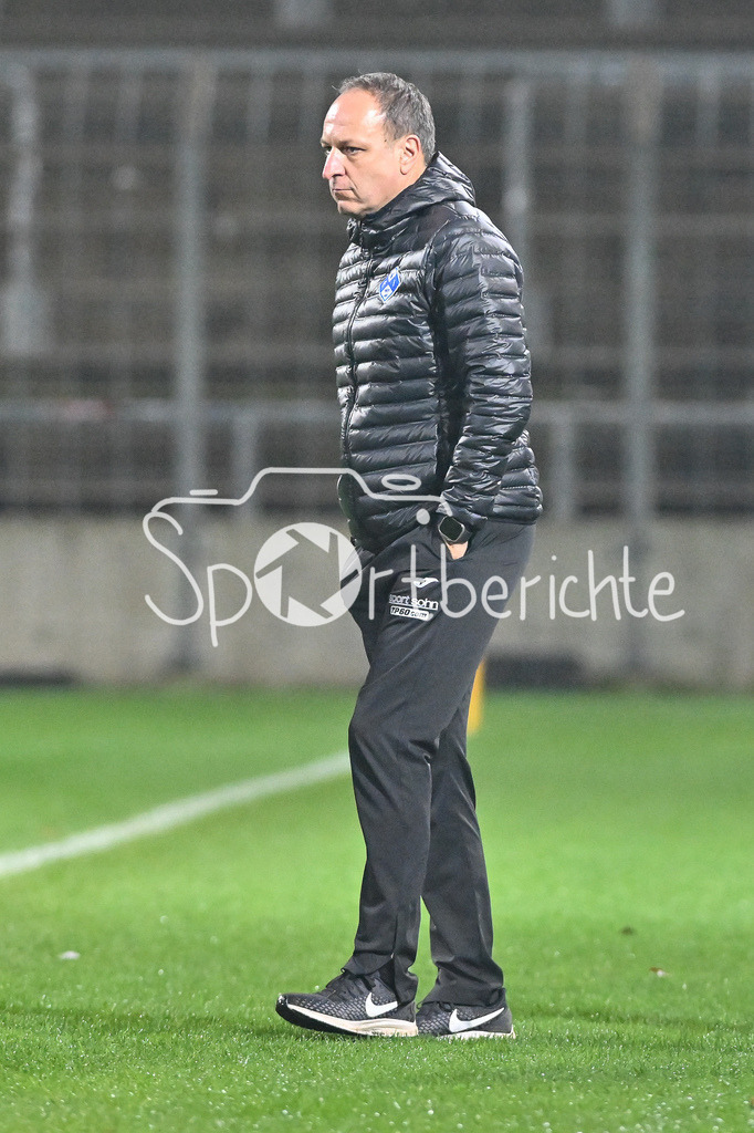 FC Bayern Amateure - FV Illertissen | im Bild Holger BACHTHALER Trainer FV Illertissen / Freisteller / Einzelfoto