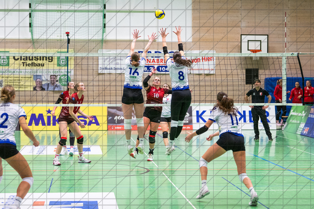 2. VBLF Nord 25/26 | Spiel 4065 | VC Osnabrück vs. TUSA City Girls Düsseldorf | Ritter, Jana (TUSA City Girls Düsseldorf #10) gegen den Block von TÖNSING Jolina (VC Osnabrück e.V. #16)  und SENDNER Maya (VC Osnabrück e.V. #8) .//  10.01.26: 2. VBLF Nord 25/26 | Spiel 4065 | VC Osnabrück vs. TUSA City Girls Düsseldorf / Osnabrück / Deutschland  //   CREDIT:www.bullenfotos.de, Martin König, Hörner Weg 40, D-49078 Osnabrück, +4917663732967 // Nutzung und Weitergabe nur zu den vereinbarten Zwecken. Presseanfragen an Ersteller. Alle Rechte beim Ersteller. Honorierung nach MFM. - Realisiert mit Pictrs.com