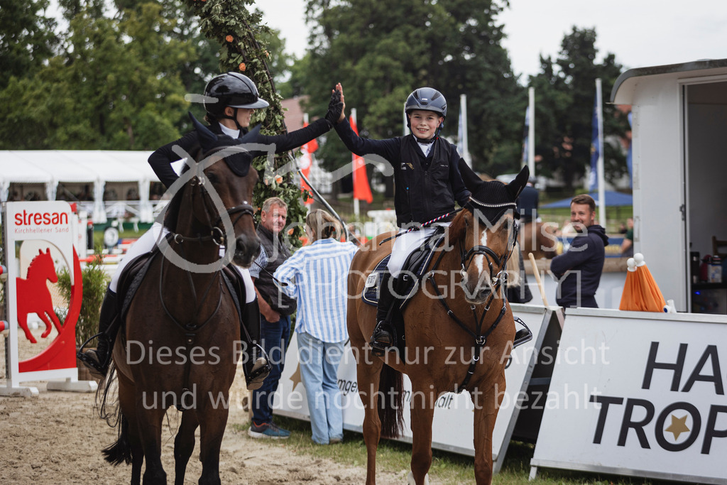 250712_BHO_ClearRoundTeam-461 | Deine schönsten Turniermomente als professionelle Fotos! Entdecke hochwertige Pferdesport-Fotografie im Online-Shop. Jetzt Fotos finden & bestellen!