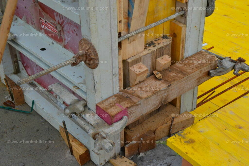 bib-lg04-betonarbeiten-0500 | Nach LV-Leistungsgruppen sortierte Detailfotos über den Bau eines Hauses. Alle Hausbau-Bilder direkt vom Urheber und Autor der Website Haus-Selber-Bauen.com