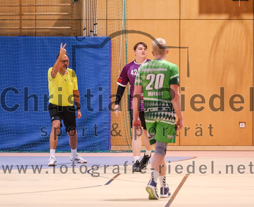 2025-03-15_086_SpVgg_Altenerding_gegen_TSV_Schleissheim | Erding, Deutschland, 15.03.2025:Handball, Bezirksoberliga Männer 2024 / 2025, 18. Spieltag, SpVgg Altenerding gegen TSV Schleißheim, Endergebnis: 32:27Simon Dybilasz (SpVgg Altenerding, #42), Mike Matser (TSV Schleissheim, #20)Foto: Christian Riedel / fotografie-riedel.net
