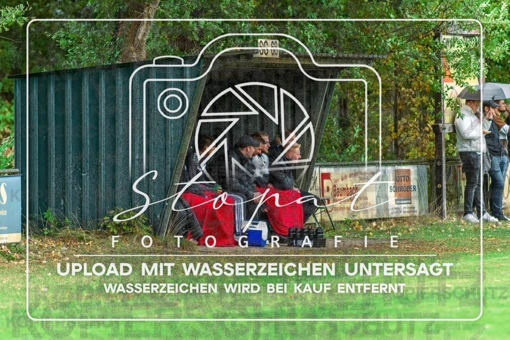 SGWFGFS-1021 | Ersatzbank beim Herren Kreisliga HK Spiel zwischen SG Schulern/Wintermoor und FG Fulde-Stellichte im Stadion Wintermoor, Schneverdingen (Simon Paul Stopat) - Realisiert mit Pictrs.com
