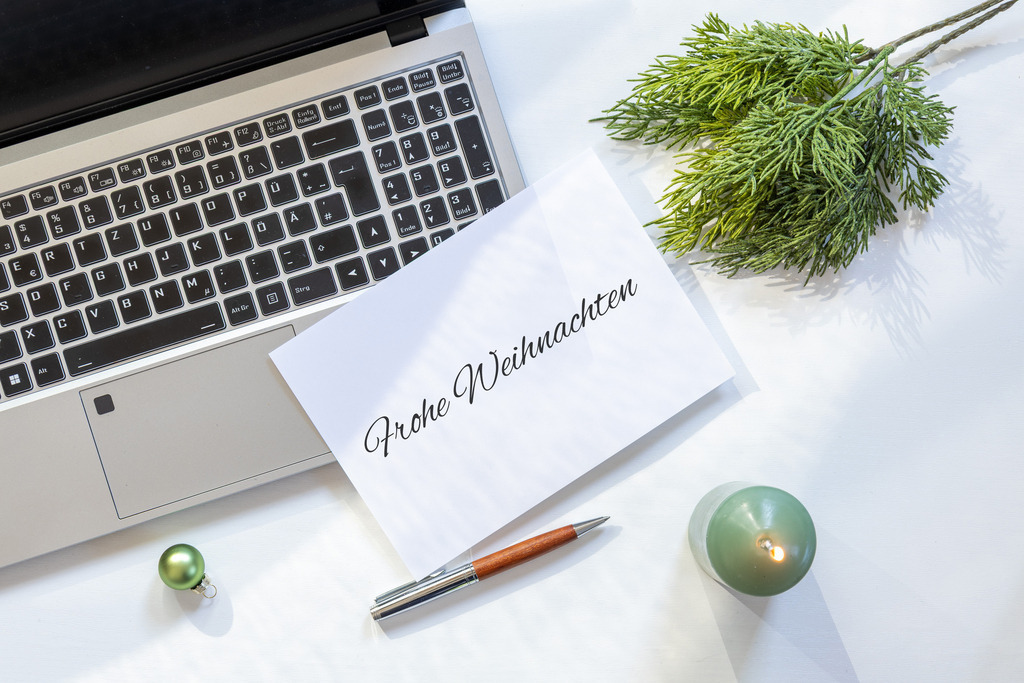 Weihnachtsgrüße für Geschäftskunden mit Laptop, Grußkarte und dezenter Weihnachtsdekoration auf einem hellen Schreibtisch | Weihnachtsgrüße für Geschäftskunden mit Laptop, Grußkarte und dezenter Weihnachtsdekoration auf einem hellen Schreibtisch - Realisiert mit Pictrs.com