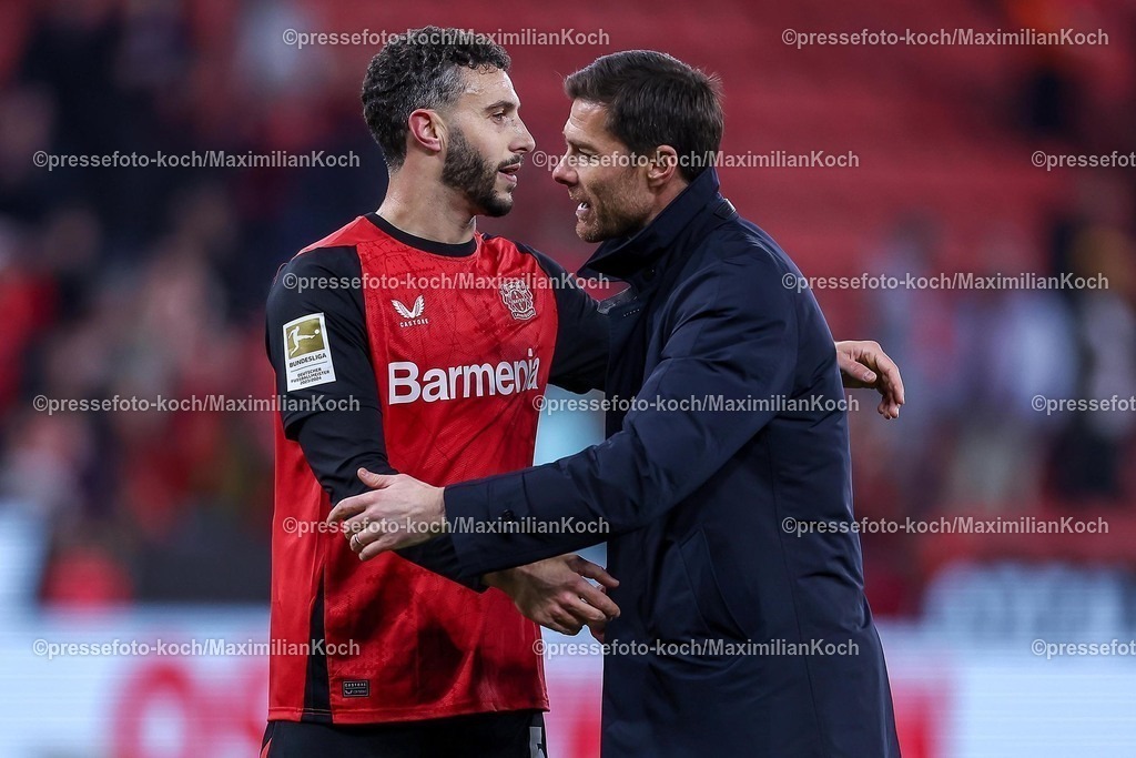 Lev02022502263 | 02.02.2025, Fußball, Bayer 04 Leverkusen - TSG 1899 Hoffenheim, 1. Fußball Bundesliga, 20. Spieltag, BayArena, Saison 2024 2025: Mario Hermoso Canseco (Bayer04 Leverkusen #5) neben Cheftrainer Xabi Alonso (Bayer 04 Leverkusen Trainer)DFB regulations prohibit any use of photographs as image sequences and or quasi-video.