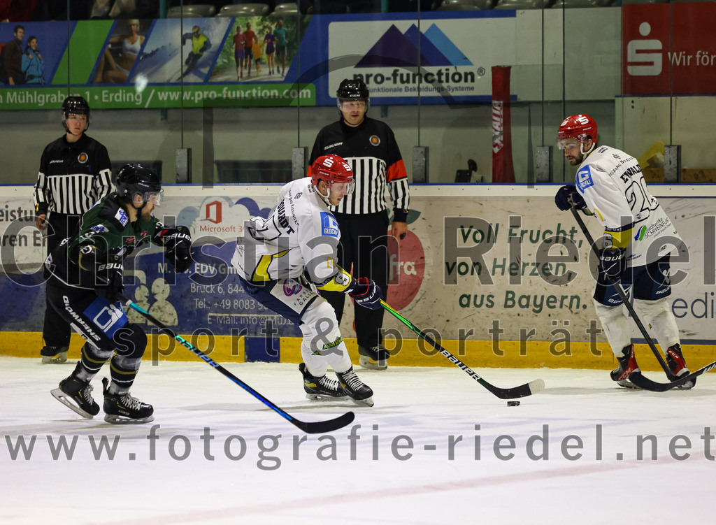2023-01-06_079_TSV_Erding_gegen_ERV_Schweinfurt | Erding, Deutschland, 06.01.2023:
Eishockey, Bayernliga 2022 / 2023, 26. Spieltag, TSV Erding gegen ERV Schweinfurt, Endergebnis: 7:3

Elias Maier (Erding Gladiators, #15), Kevin Marquardt (ERV Schweinfurt, #97), Leonardo Ewald (ERV Schweinfurt, #26)

Foto: Christian Riedel / fotografie-riedel.net