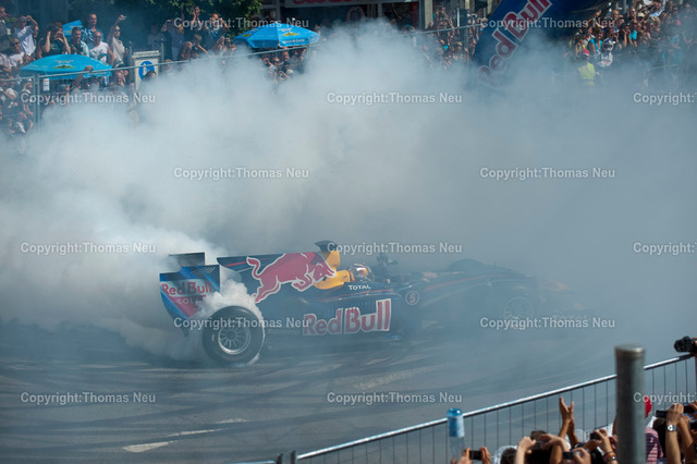 _DSC7336 | Sebastian Vettel beim spektakulären „Home Run“ in Heppenheim: Der Formel-1-Weltmeister fährt im Red-Bull-Rennwagen über die zur Rennstrecke umfunktionierte B3 in seiner Heimatstadt. Tausende Fans feiern ihren Lokalhelden.