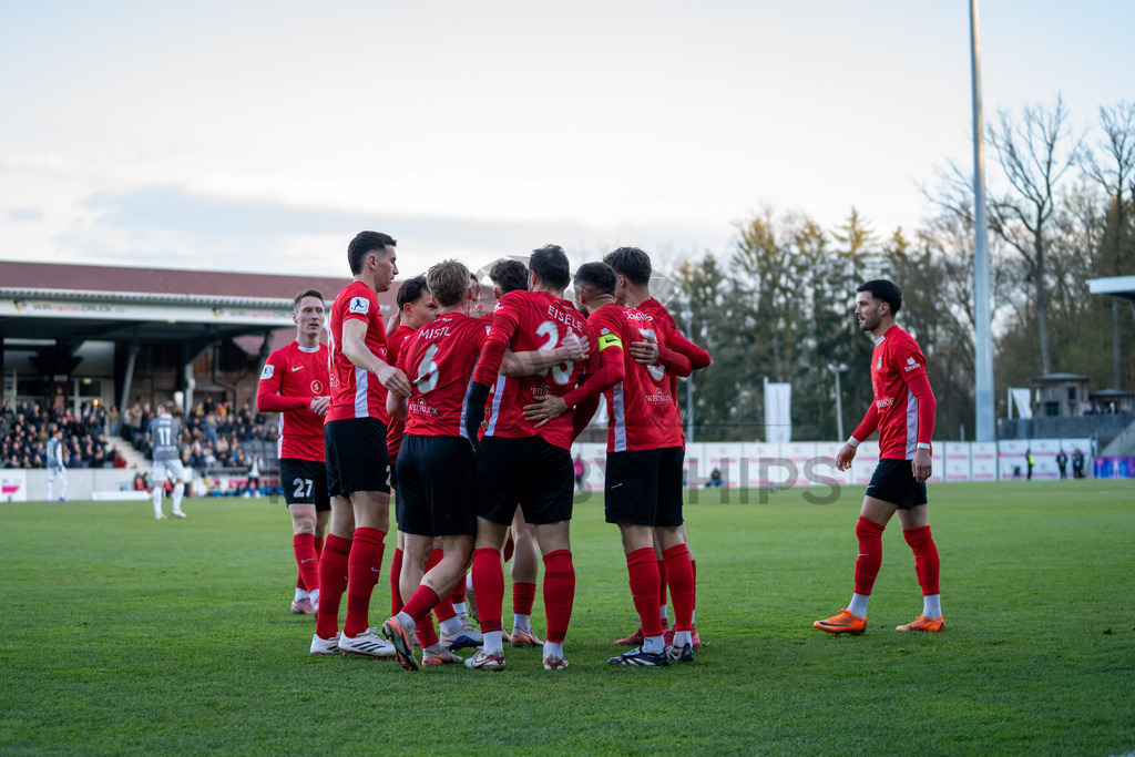 SG Sonnenhof Grossaspach vs. SSV Ulm 1846 Fussball, Fussball, WFV-Pokal, Viertelfinale, 01.04.2026 | Kollektiver Torjubel nach dem Fuehrungstreffer durch Fabian Eisele (SG Sonnenhof Grossaspach, #23) zum 1:0,SG Sonnenhof Grossaspach vs. SSV Ulm 1846 Fussball, Fussball, WFV-Pokal, Viertelfinale, 01.04.2026