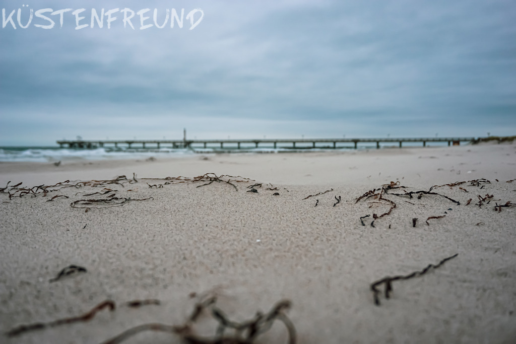Strandbild "wehender Sand" mit Buhne im Hintergrund // Ostseebild | Entdecke deine Lieblingslandschaft von der Küste – auf Ostsee Leinwand, Nordsee Leinwand, Alu Dibond oder Acrylglas, passend für jeden Geschmack und Raum.
