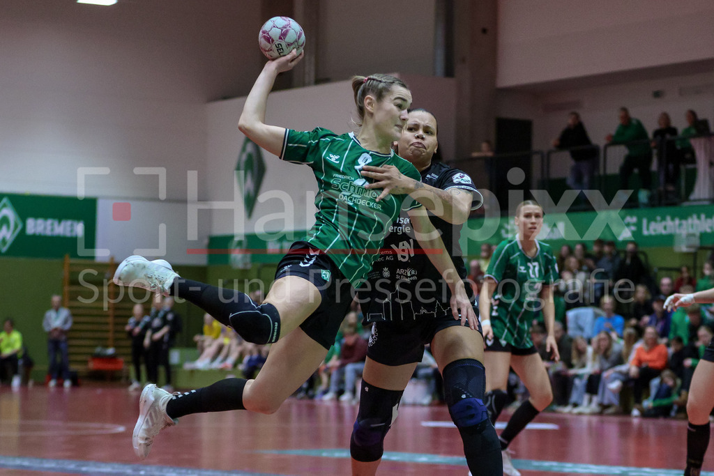 Handball, 2. Bundesliga Frauen, SV Werder Bremen - HC Leipzig | v.li.: Luca Schumacher (SV Werder Bremen, 9) beim Wurf, am Ball, Spielszene, Aktion, Action und Sharleen Greschner (HC Leipzig, 20) im Zweikampf, Duell, Spielszene, Aktion, Action