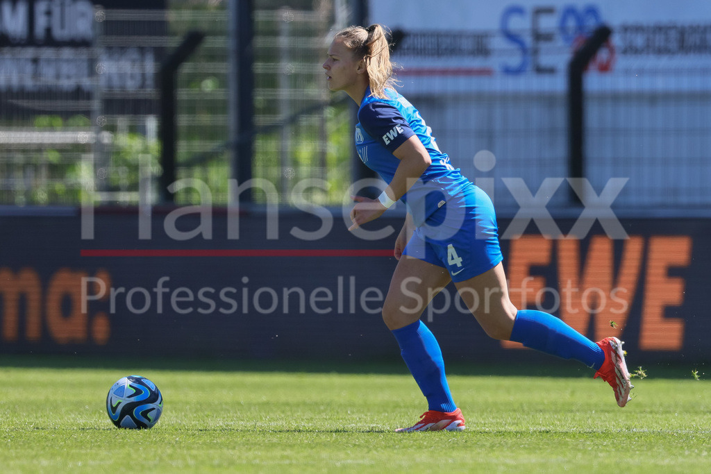 Fussball, 2. Frauen-Bundesliga, SV Meppen - SV 67 Weinberg | v.li.: Toma Ihlenburg (SV Meppen, 4) am Ball, Freisteller, Einzelbild, Ganzkörper, Aktion, Action, Spielszene, DIE DFB-RICHTLINIEN UNTERSAGEN JEGLICHE NUTZUNG VON FOTOS ALS SEQUENZBILDER UND/ODER VIDEOÄHNLICHE FOTOSTRECKEN. DFB REGULATIONS PROHIBIT ANY USE OF PHOTOGRAPHS AS IMAGE SEQUENCES AND/OR QUASI-VIDEO.