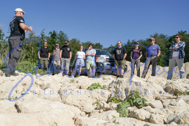 DSC08309 | Vierradfahrzeuge testen unterschiedliches Terrain - ueber Stock und Stein

Offroad Grundkurs im Steinbruch. Unterschiedliche Fahrgegebenheiten mit dem gelaendegaengigem Offroad-Fahrzeug. 

Deutschland, Geisingen, Steinbruch Meichle und Mohr, 10.06.2023