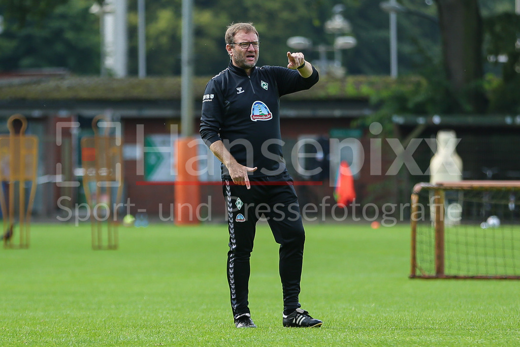 Fussball, Google Pixel Frauen-Bundesliga, Training SV Werder Bremen | v.li.: Thomas Horsch (Trainer, Cheftrainer, SV Werder Bremen) gibt Anweisungen, gestikuliert, mit den Armen gestikulieren
