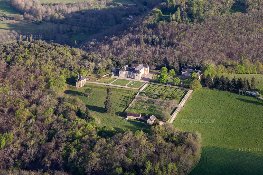 Aerial view: Park of Château de Lacoste in Castelnaud-la-Chapelle in the state Dordogne, France. – Photo: IMG_113551.jpg taken on 04/16/2019 by Werner Riehm/FLY-FOTO.com – Resolution of the original: 5472 x 3648 px