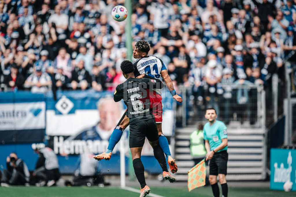 Fußball | Männer | Saison 2023/2024 | 2. Fußball-Bundesliga | 28. Spieltag | Hamburger SV vs. 1. FC Kaiserslautern | 06.04.2024 | Ransford Königsdörffer (#11, HSV) beim Kopfballduell gegen Almamy Toure (#6, 1. FC Kaiserslautern)
