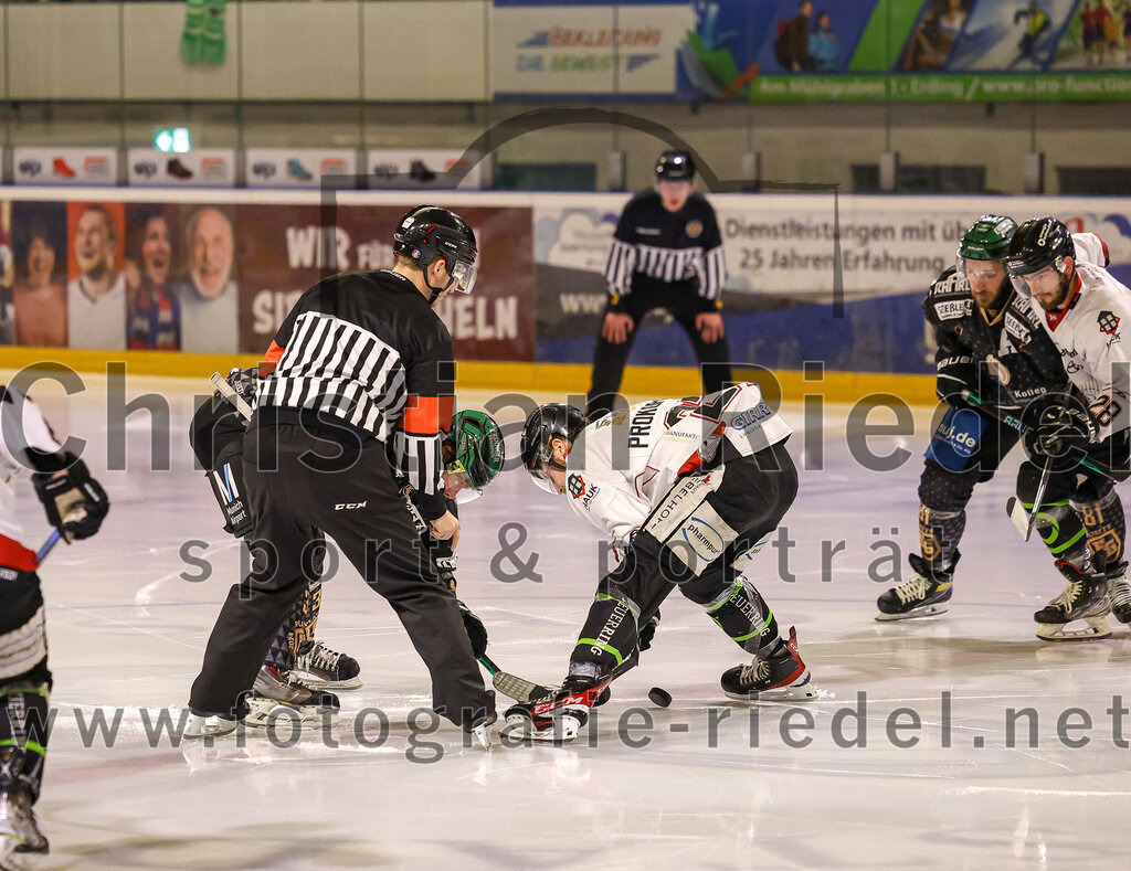 2024-03-15_053_TSV_Erding_gegen_EHC_Koenigsbrunn | Erding, Deutschland, 15.03.2024:
Eishockey, Bayernliga Playoffs 2023 / 2024, 3. Spieltag, TSV Erding gegen EHC Königsbrunn, Endergebnis: 3:4 n. V.

Thomas Plihal (Erding Gladiators, #39), Toms Prokopovics (EHC Königsbrunn, #27)

Foto: Christian Riedel / fotografie-riedel.net