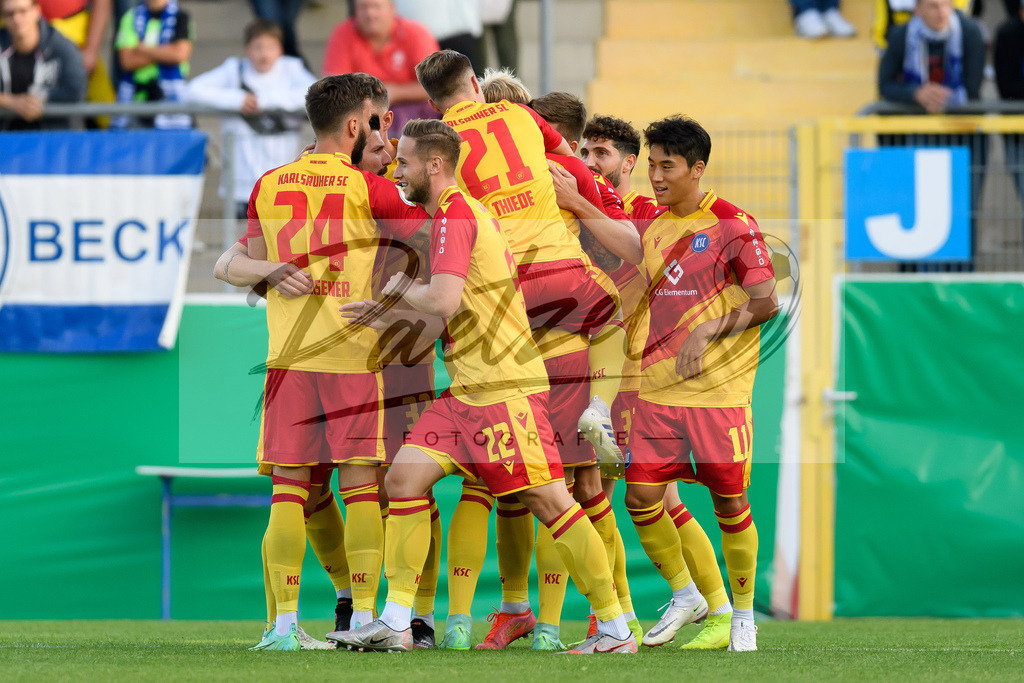 LOTKSC20210809_035 | Fussball, Herren: Philipp Hofmann (Karlsruher SC) Torjubel, jubelt mit seiner Mannschaft nach dem Treffer zum 0:2 beim Spiel der 1. Runde im DFB-Pokal zwischen SF Lotte und Karlsruher SC im Stadion am Lotter Kreuz am 09.08.2021 in Lotte, Deutschland.DFB / DFL REGULATIONS PROHIBIT ANY USE OF PHOTOGRAPHS AS IMAGE SEQUENCES AND/OR QUASI-VIDEO. - Realisiert mit Pictrs.com
