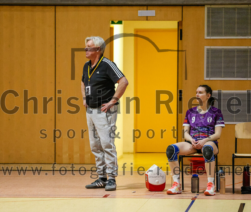 2024-02-10_060_SpVgg_Altenerding_gegen_SVA_Palzing | Erding, Deutschland, 10.02.2024:
Handball, Bezirksoberliga Frauen Altbayern 2023 / 2024, 14. Spieltag, SpVgg Altenerding gegen SVA Palzing, Endergebnis: 27:28

Trainer Lutz Augner (SpVgg Altenerding), Julia Kranich (SpVgg Altenerding, #9)

Foto: Christian Riedel / fotografie-riedel.net
