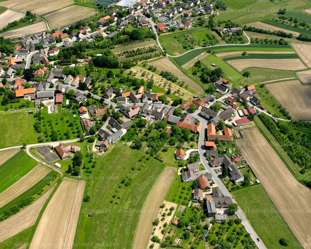 2626391 | LEGELSHURST 09.06.2006 Landwirtschaftliche Nutzflächen und Feldgrenzen  umsäumen das Siedlungsgebiet des Dorfes in Legelshurst im Bundesland Baden-Württemberg, Deutschland // Agricultural land and field boundaries surround the settlement area of the village  in Legelshurst in the state Baden-Wuerttemberg, Germany Foto: Gerhard Launer