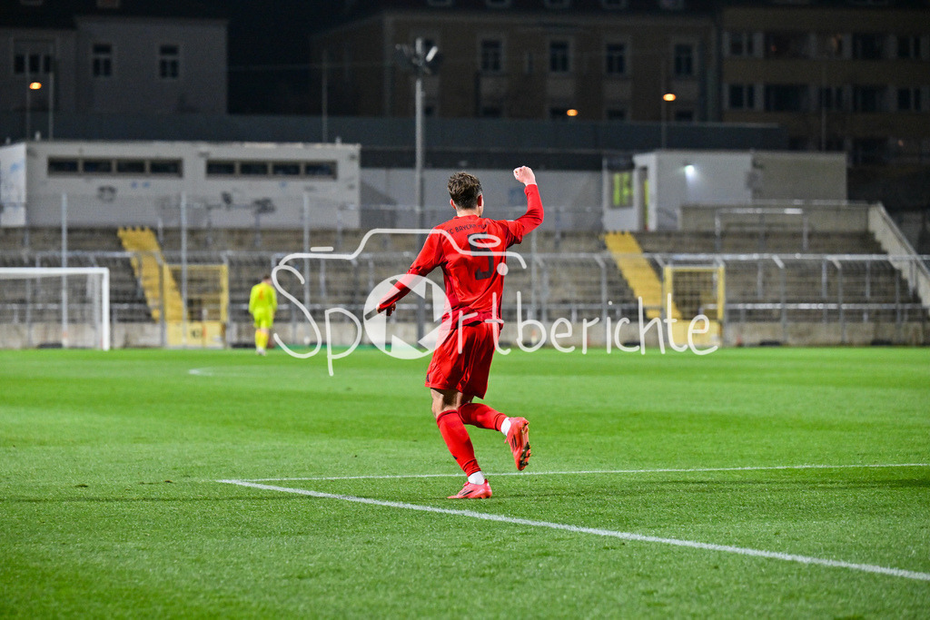 FC Bayern Amateure - FC Augsburg II | Jubel der kleinen Bayern nach dem Treffer zum 1-1 durch Gabriel MARUSIC (FC Bayern München II #5) / Tor / Torschuetze / Freude / Happy / Regionalliga Bayern: FC Bayern Muenchen II - FC Augsburg II, Gruenwalder Stadion am 14.03.2025