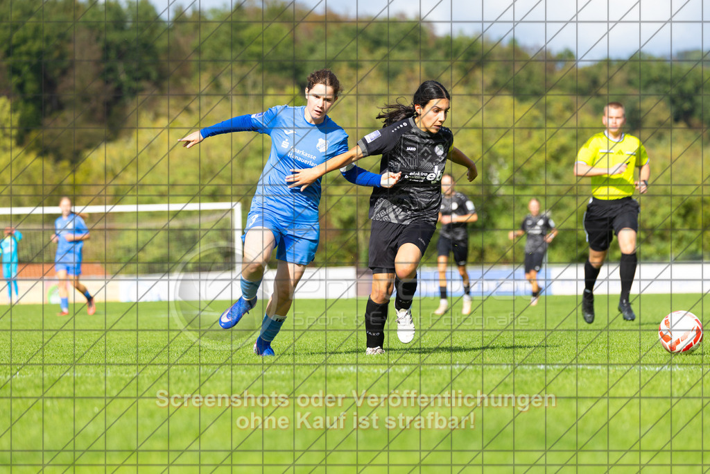 20261010_142015_0661_(c)_by_PhotoPeet | #,1.FC Donzdorf (schwarz) vs. SC Sand (blau), Fußball, EnBW-Oberliga B -Juniorinnen, 05. Spieltag, Saison 2026/2027, Rasenplatz Lautertal Stadion, Süßener Straße 16, 73072 Donzdorf, 10.10.2026 - 14:00 Uhr,Foto: PhotoPeet / Sport- &amp; Eventfotografie / Peter Harich