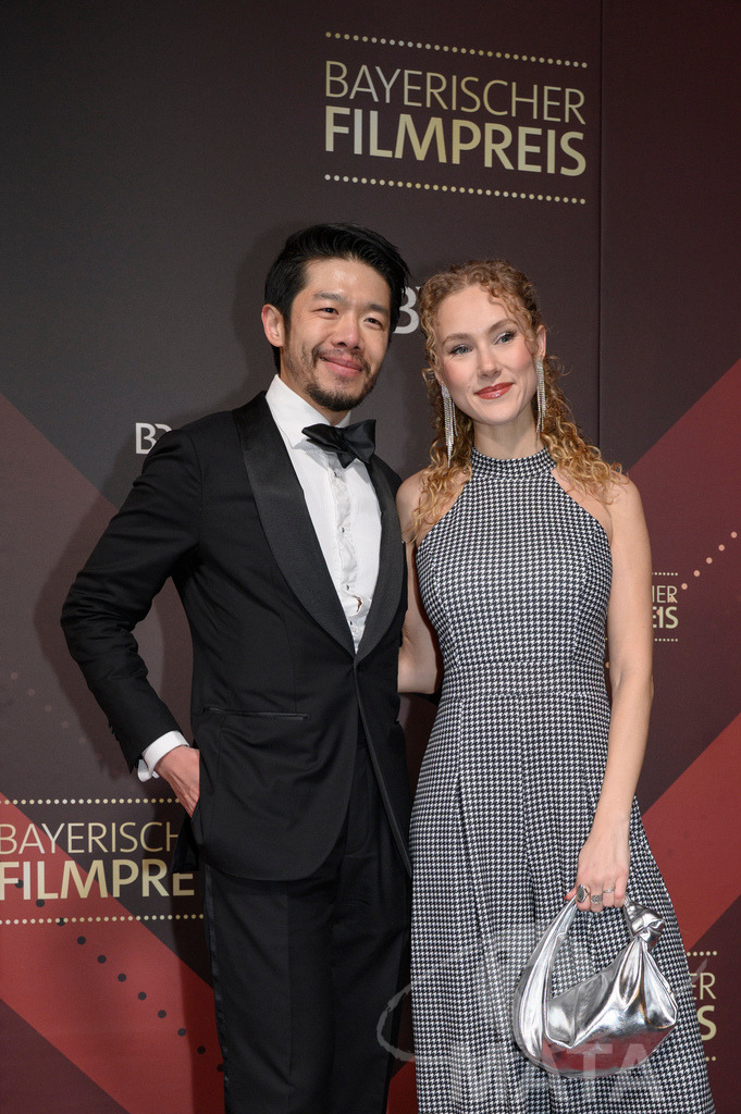 _DWI4912 | Yung Ngo und Pauline Angert bei der Verleihung des 47. Bayerischen Filmpreises 2026  im Prinzregententheater. München, Deutschland. Der Bayerische Filmpreis wird seit 1979 von der Bayerischen Staatsregierung verliehen, um die Bedeutung des Kinofilms als Kulturgut herauszustellen - Realisiert mit Pictrs.com