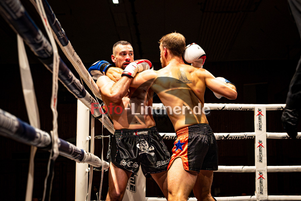 Gauthie Konrad (Ho-Jen Lindau) blau gegen Marcell Bentele (Scs Mun) rot | MFA Fight Night Herrn K1 -75kg Kampf 6, Gauthie Konrad (Ho-Jen Lindau) blau gegen Marcell Bentele (Scs Mun) rot, 20251108,,2025-11-08 in Penzberg (Wellenberghalle Penzberg), Copyright: WolfgangxLindner www.foto-lindner.de