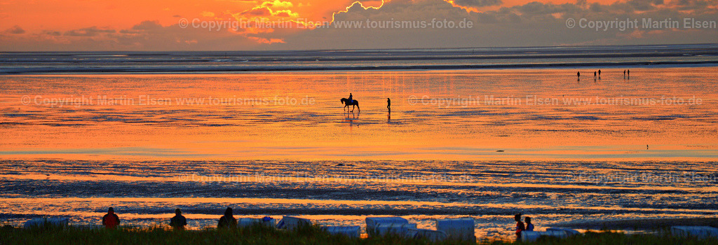 Cuxhaven_ELS_8826140831aa | Cuxhaven - Aufnahmedatum: 26.08.2014, Aufnahmehöhe:  m, Koordinaten:  - , Bildgröße: 7360 x  2516 Pixel - Copyright 2014 by Martin Elsen, Kontakt: Tel.: +49 157 74581206, E-Mail: info@schoenes-foto.deSchlagwörter:Sonnenuntergang,Watt,Wattenmeer,Priele,Reiten,Reiter,Kurort,Wasser,Meer, - Realisiert mit Pictrs.com