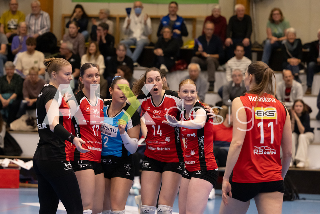 Volleyball I Frauen I Saison 2025-2026 I Volleyball NLA | Women I 1/2 Finals I  VC Kanti Schaffhausen - Sm'Aesch Pfeffingen I 18.03.2026 | VC Kanti Schaffhausen Spielerinnenkreis - Realisiert mit Pictrs.com