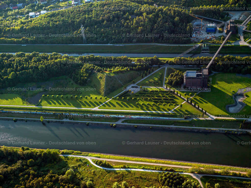 9300438 | Rhein-Herne-Kanal am Nordsternpark, ein Landschaftspark auf dem Gelände der ehemaligen Zeche Nordstern in Gelsenkirchen. Nach Stilllegung der Zeche Nordstern im Jahr 1993 wurde das Betriebsgelände grundsaniert und in einen Landschaftspark verwandelt. 1997 fand im Park die Bundesgartenschau statt