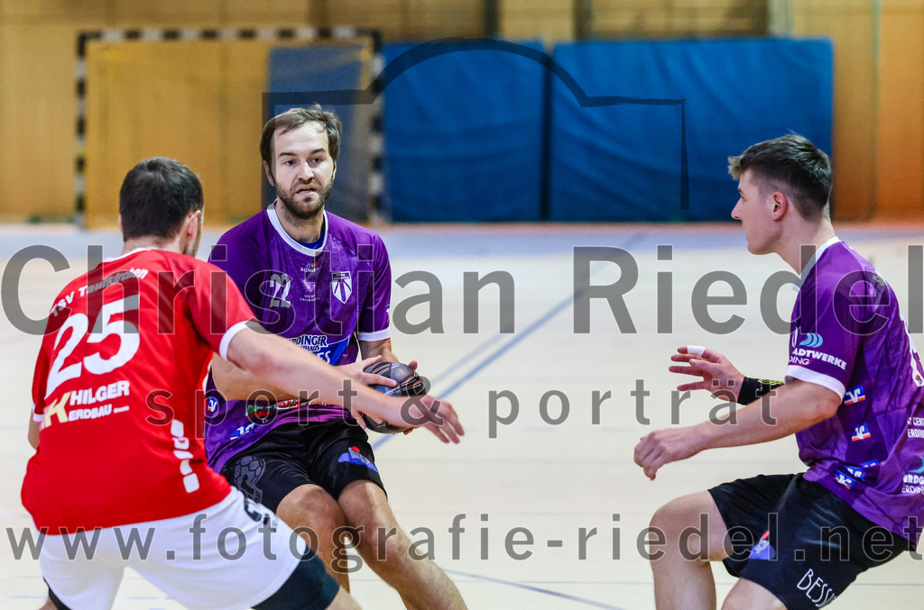 2023-10-21_010_SpVgg_Altenerding_III_gegen_TSV_Taufkirchen-Vils | Erding, Deutschland, 21.10.2023:
Handball, Bezirksklasse Männer Staffel Ost 2023 / 2024, 4. Spieltag, SpVgg Altenerding III gegen TSV Taufkirchen/Vils, Endergebnis: 27:32

Christoph Huber (TSV Taufkirchen/Vils, #25), Thomas Peteranderl (SpVgg Altenerding, #22)

Foto: Christian Riedel / fotografie-riedel.net