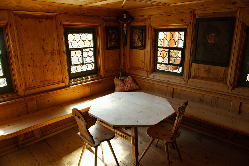 Wohnzimmer | Schwarzenberg, Austria - July 31, 2012: Heimatmuseum Schwarzenberg im Bregenzerwald;  Wohnzimmer. - Realisiert mit Pictrs.com