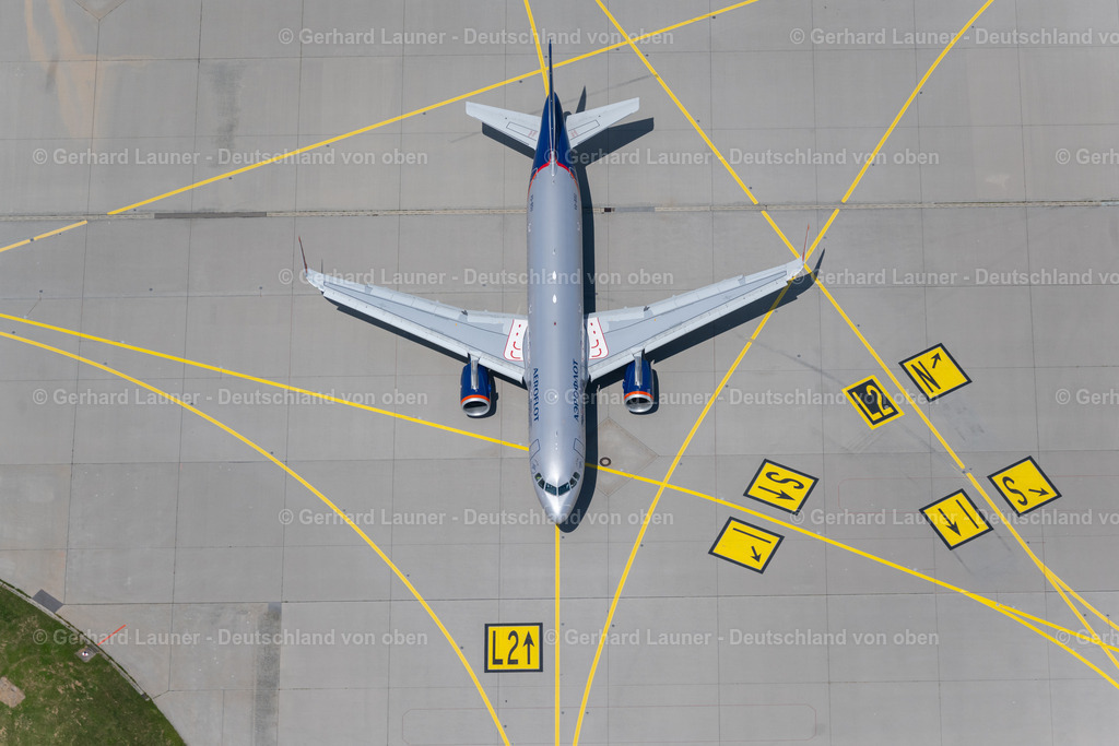 4046363 | FILDERSTADT 19.07.2021 Passagierflugzeug Airbus A320-200 der russischen Fluggesellschaft AEROFLOT mit der Kennung VQ-BSU beim Rollen auf dem Rollfeld und Vorfeld des Flughafen in Filderstadt im Bundesland Baden-Württemberg, Deutschland. Weiterführende Informationen bei: Aeroflot - Russian Airlines,  Flughafen Stuttgart GmbH. // Passenger aircraft Airbus A320-200 of the Russian airline AEROFLOT with the registration VQ-BSU taxiing on the tarmac and apron of the airport in Filderstadt in the state Baden-Wuerttemberg, Germany. Further information at: Aeroflot - Russian Airlines,  Flughafen Stuttgart GmbH. Foto: Gerhard Launer