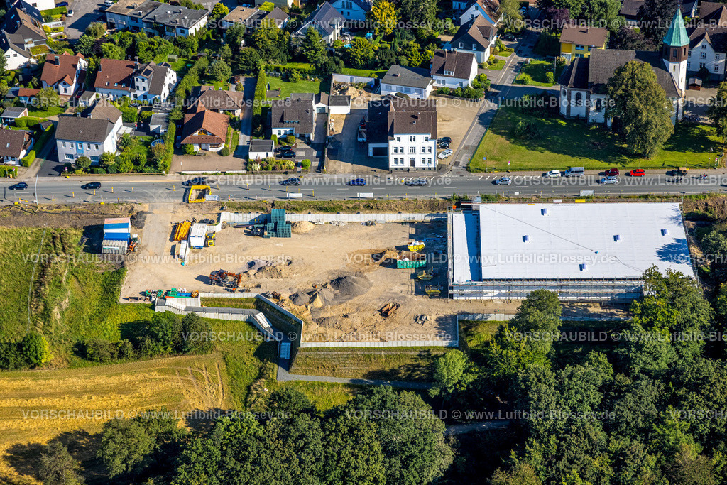 Sprockhoevel240811242Hasslinghausen | Luftbild, Baustelle mit Neubau Netto Supermarkt an der Wittener Straße, Wohngebiet mit kath. Kirche St. Josef, Haßlinghausen, Sprockhövel, Ruhrgebiet, Nordrhein-Westfalen, Deutschland