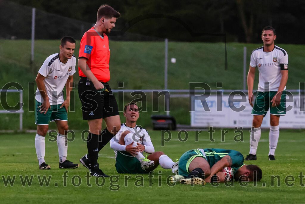 2023-09-01_086_FC_Schwaig_gegen_TSV_Gruenwald | Oberding, Deutschland, 01.09.2023:
Fußball, Landesliga Südost 2023 / 2024, 9. Spieltag, FC Schwaig gegen TSV Grünwald, Endergebnis: 3:1

Vincent Sommer (FC Schwaig, #10), Schiedsrichter Simon Ettl, Maximilian Hellinger (FC Schwaig, #23), Markus Kreuzeder (TSV Grünwald, #4)

Foto: Christian Riedel / fotografie-riedel.net