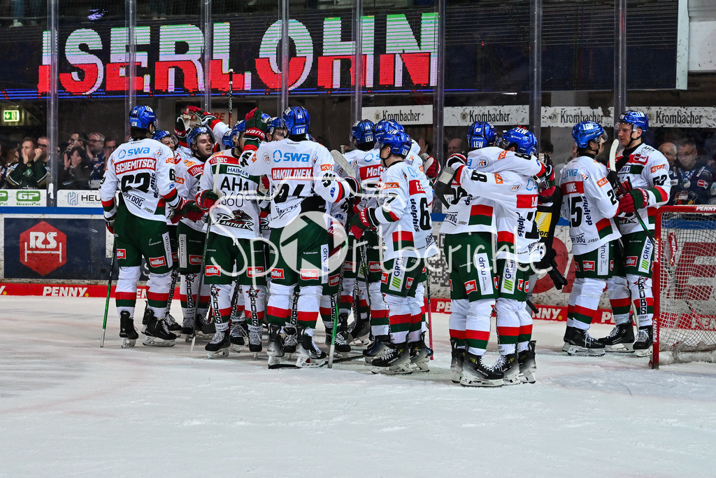 Iserlohn Roosters - Augsburger Panther | Die Augsburger Panther feuen sich ueber den Nichtabstieg in Iserlohn / Abstieg / Absteiger / DEL: Iserlohn Roosters - Augsburger Panther, Eissporthalle Iserlohn am 07.03.2025