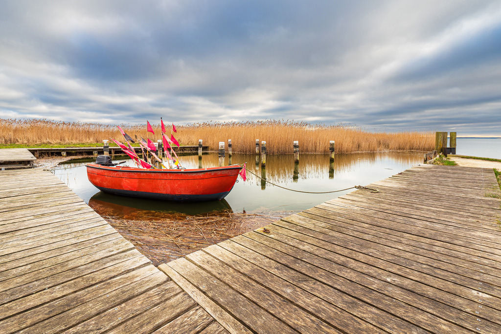 Rotes Fischerboot im Hafen von Althagen auf dem Fischland-Darß | Rotes Fischerboot im Hafen von Althagen auf dem Fischland-Darß.